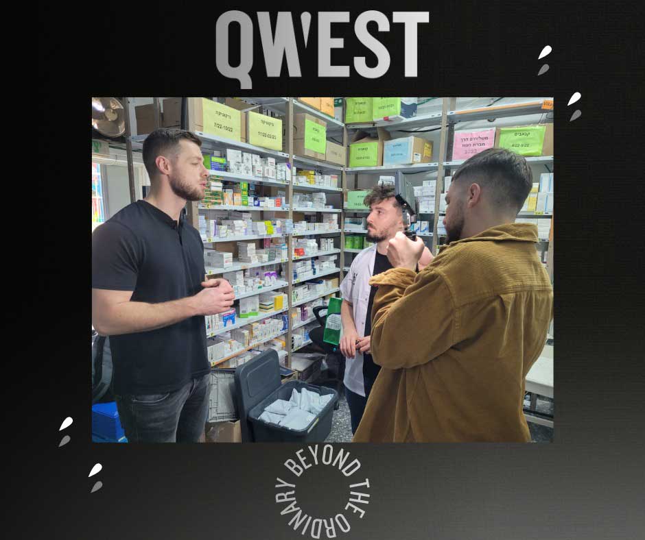 אדם קואטס בסיור והסברה בבית המרקחת Hi Pharm